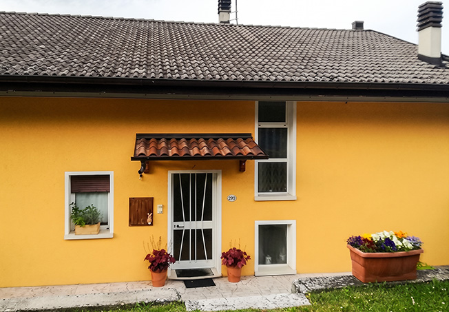 Casa singola ArsieEsterno di una casa singola con impianto a pompa di calore AQUA Clivet e fotovoltaico per l'acqua calda.