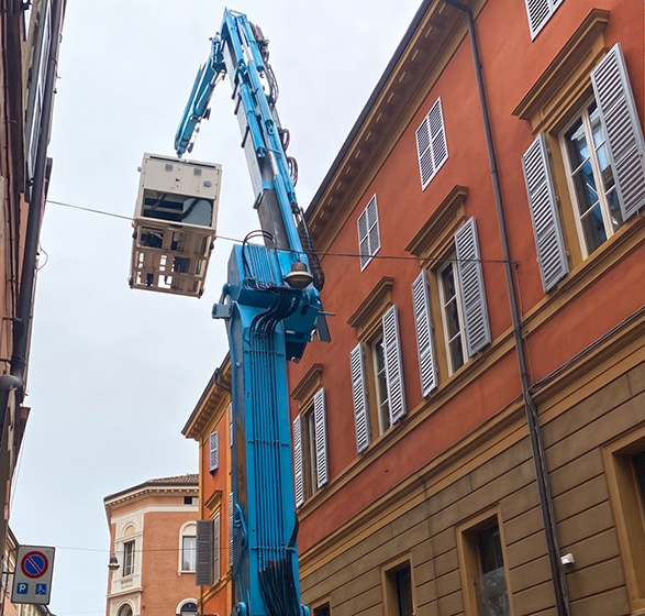 Installazione di due refrigeratori di liquido SPINchiller4 Clivet supersilenziati per l'impianto di BPER Banca.