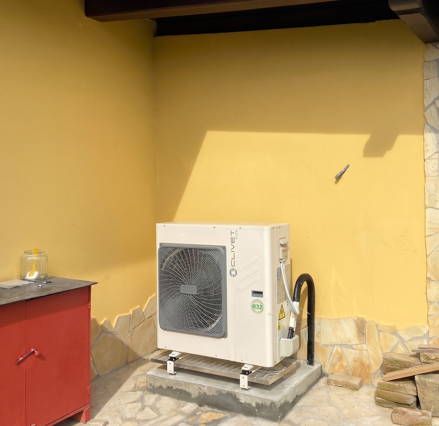 Outdoor unit of the Clivet Sphera-T comfort 5.1 heat pump installed outside the house