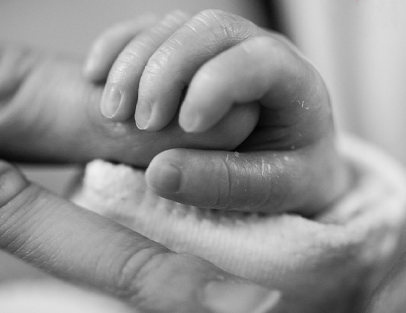 Hände eines Babys und einer Mutter