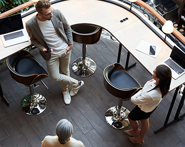 Menschen im Büro unterhalten sich